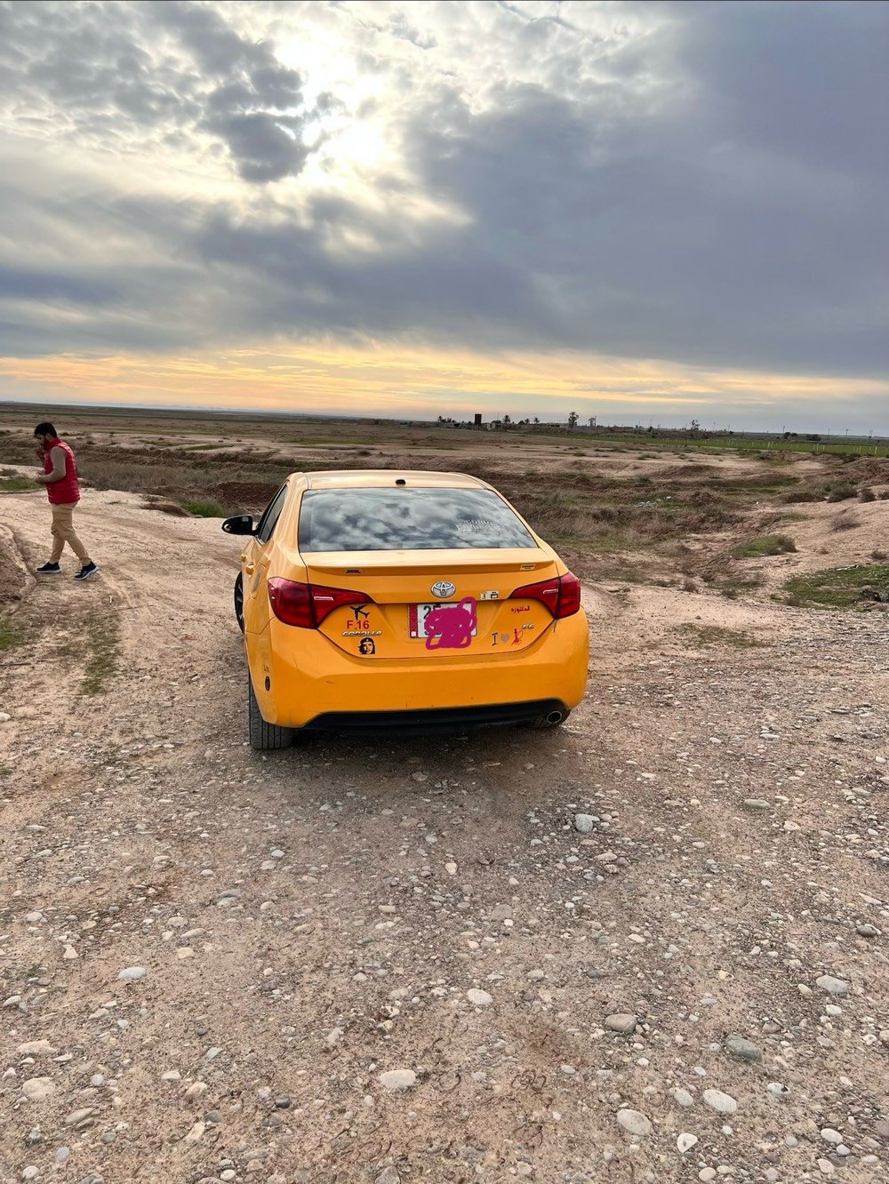 سيارة تويوتا يارس صفراء للبيع موديل حديث. السيارة نظيفة جداً وتعكس لمسة رياضية بأسلوبها. الداخلية مريحة ومجهزة بأنظمة تحكم سهلة الوصول ومظهر جذاب. مناسبة للاستخدام في المدينة أو السفر لمسافات طويلة.