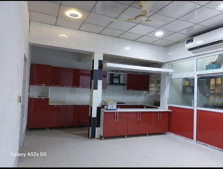 بيت للأيجار
مساحة 400 متر طابقين 
المطيحه مدخل شارع الوفود
الطابق الارضي 
استقبال وصالة وغرفتين  منام
ومطبخ حار وبارد وصحيات وكراج 
وحديقه
الطابق الاول اربع غرف وصاله وصحيات
الاجار مليونين قفل
يحتوي ع كاونتر مطبخ وسبالت
يصلح سكن او شركات
***********
