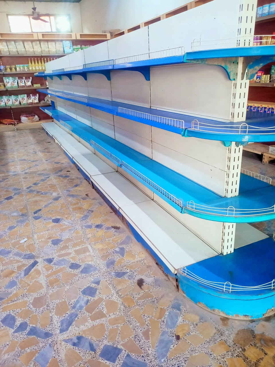 السلام عليكم 3 رف سفينة للبيع 
🔺2 منهن حجم 3 متر ونص 
🔷والازرك حجم7 متر 
🔶ورف جداري تلبيس حجم17 متر
نضافة فول عنوان نهاية حي اور 
‪0777 203 3919‬‏
***********
