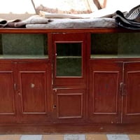 بوفيه • نضيف • يحتاج ترتيب