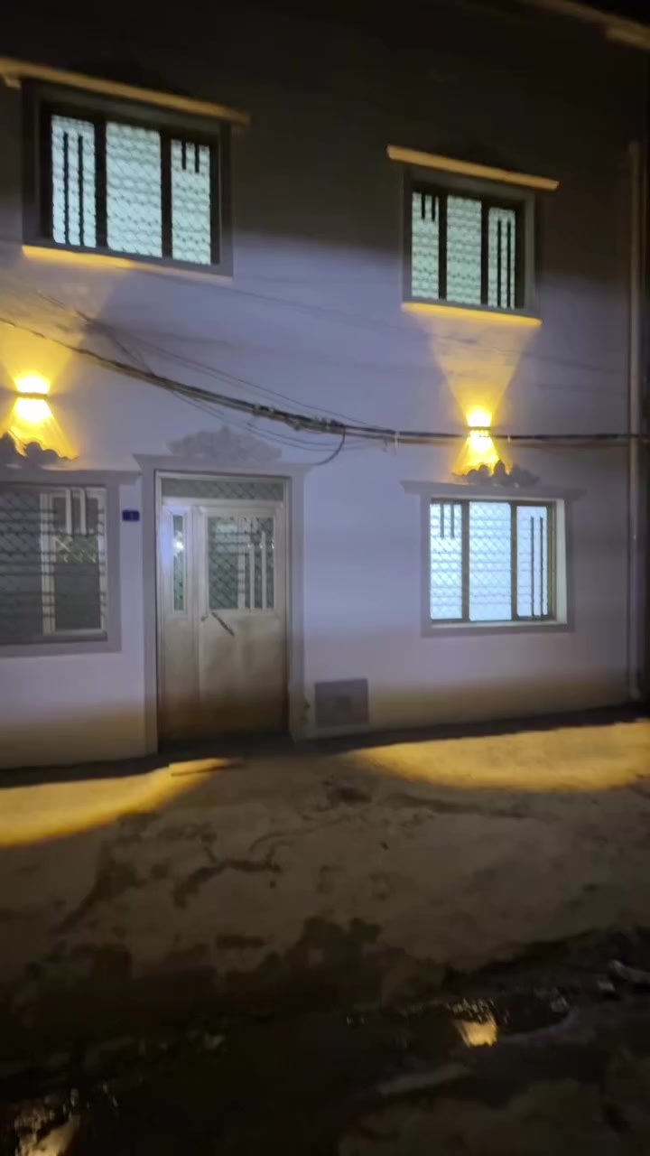 دار للبيع مساحه 105 متر جبه 8 متر السعر 220 الموقع بغداد الجديده خلف المسبح قرب مدرسه الخليج الاستفسار *********** مكتب الحاج ابو سيف للعقار موضح بالتصوير تفاصيل الدار
