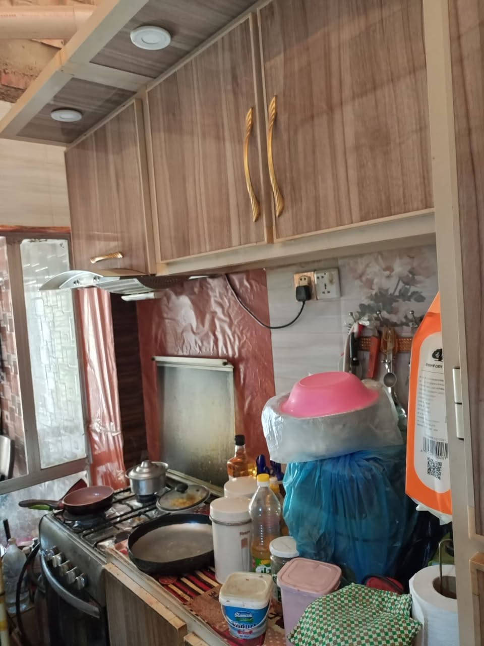 السلام عليكم / يوجد دار للبيع سكني / المساحة( 180) متر مربع والواجهة ( 6) متر والنزال ( 30) / جنس العقار طابو ملك صرف مسلح سنده مستقل بأسم واحد فقط بدون ورثة يقع في بغداد الجديدة / شارع المسبح / خلف افران المسبح / مقابل مطعم الطربوش / فرع البناء الجاهز الطابوق الجمهوري / عرض الفرع ( 8) متر مقرنص / نظيف جدا و جاهز للسكن / فيه مدخلين منفصلين وطابقين الأول الأرضي غرفة نوم واسعة واستقبال كبير ومطبخ وصالة ومنور وخدمات صحية مشتركة والطابق الأعلى يتكون من غرفتي نوم مع خدمات صحية مشتركة وسطح عدد 2 والدار فيه كراج واسع وحديقة ونافورة وخدمات صحية خارجية وارضية الدار كاشي نظيف والحائط سيراميك والابواب تركية وصاج واي استفسار حاضرين للرد على الرقم ( ***********) ومن الله التوفيق
