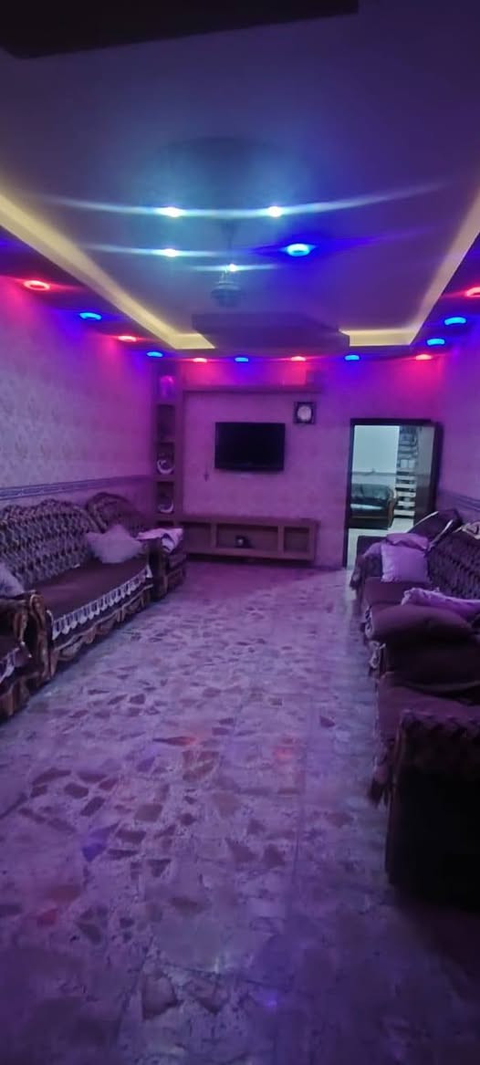 للبيع منزل مميز في بغداد – الكمالية / شارع 70
📍 الموقع: الكمالية – شارع 70، قرب مدرسة المعارف.
🏡 المساحة: 288 م².
مواصفات المنزل:
طابقان.
واجهة 3.5 متر، والنزال 96 متر.
درج خارجي ودرج داخلي.
حديقة خلفية مربعة.
كراج كبير.
الطابق الأرضي:
غرفتا نوم.
صالة.
غرفة استقبال.
مطبخ.
حمام.
تواليت.
مخزن.
الطابق الثاني:
3 غرف نوم.
مطبخ.
حمام.
سطحان.
منزل واسع بموقع مميز وقريب من المدارس والخدمات، مناسب للسكن العائلي أو للاستثمار.
📞 للتواصل والاستفسار: ***********. بغداد, العراق
