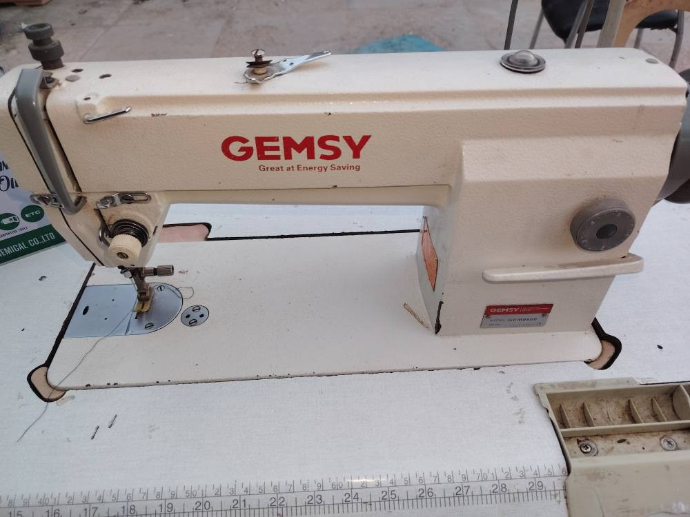 مكينة خياطة جمسي عملاقة شغالة ونضيفة وعلى الفحص ... موضحه بالصور  ... مكانه قضاء عفك وسعره 200 اللي يريدها يراسلني 
او يتصل ع رقم *********** ديوانية, القادسية
