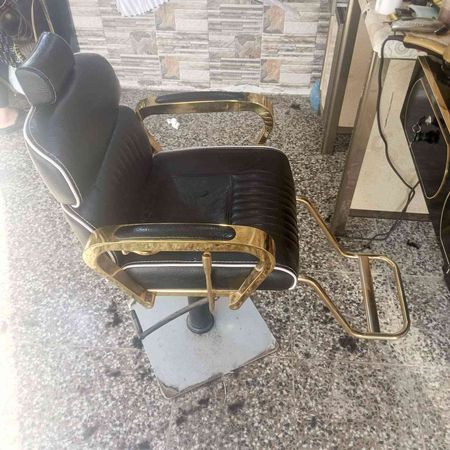 للبيع ميز حلاقه مع الكرسي للتواصل السعر 350وبي مجال ***********
