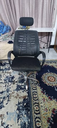 متوفر عندي ميز + كريس متحرك مريح  رايدهن 60 ألف أو بي مجال  الميز صارل...