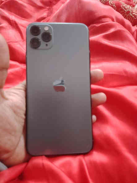 ايفون ١١برو ماكس ذاكرة 64 بطارية 80 بلاديه مبدل فقط شاشة تفصيخ وبيها فطر ممبين ولا مأثر ابد فيس ايدي اتصال شبكات صوت كلة شغال للبيع السعر 275 مكاني بغداد الحبيبية ***********
