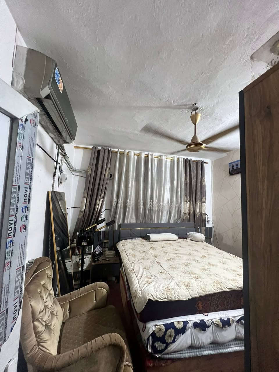نص قطعة بيت للبيع
📍 بغداد – مدينة الصدر، قطاع 7، فرع أفران الإمام الحسين (عليه السلام)ثاني بيت بل فرع ع شارع . بيت مرتب وقطاع بعد ارتب من جميع لنواحي 
 
حمام خارجي 
حوش 
مطبخ
استقبال 
درج 
غرفه داخليه 
حمام داخلي 
غرفه فوق 
مخزن 
سطح 

📐 الواجهة: 4 أمتار.
📏 العمق (النزال): 18 متر.
📏 المساحة الكلية: 72 متر².
🏠 مع الآثار (غرفه أخشاب كامله فوك سبلت عدد ٣ كيزر اثنين تانكي اثنين تخم كاونتر  سستم كامرات وباقي تفاصيله ).
البيت بسمي تحويل مباشر 

للاستفسار والتفاصيل أكثر، يرجى التواصل على الرقم:
***********
