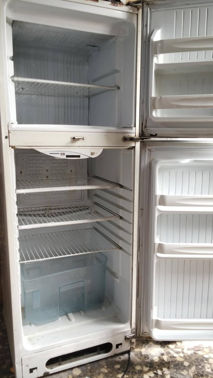 ثلاجة كونكورد حجم وسط شغاله علفحص نظافة فول تجميد تجي تاخذ بيها ضمان السعر 140 وبيها مجال المكان مدينة الصدر للتواصل ***********
