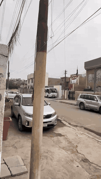 السلام عليكم 
بيت للبيع المساحة 195م الواجهة 6،5
والنزال30 بدون تداخل والسند مستقل يحتوي على استقبال وصالة ومطبخ وخدمات ومنور و4 غرف نوم وكراج كبير وحديقة 
 في حي اور ال600 قرب شارع ابو عبير جهة نادي النفط علما ان البيت في حاله جيدة 
للاستفسار ***********
