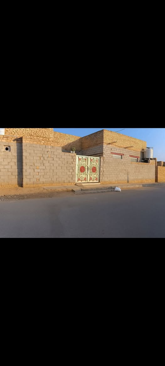 السلام عليكم ورحمه الله وبركاتة
بيت لبيع بناء جديد
ويرهم حاظر او اقصاد 
 سنة البناء 2024
المساحة الكليه250متر
يتكون 
ثلاث اغرف الطول 6 أمتار والعرض 4
والغرفه قاط ثاني هيكل
الصاله الطول 8ونص والعرض 4
مطبخ بارد الطول 5 والعرض 4
مطبخ حار الطول 3 والعرض 3
الاستقبال الطول 9 والعرض 4
حمام دخلي
وحمام خارجي 
كل الخدمات متوفره كهرباء ماء اساله تبليط ب الباب 
مدرسه متوسط وابتدائيه 
الموقع البدعه  طريق الساده ال سيد حمد 
منطقة ال رمضان 
غير متواجد ع فيس اتصل واتساب او ع رقم 
***********
