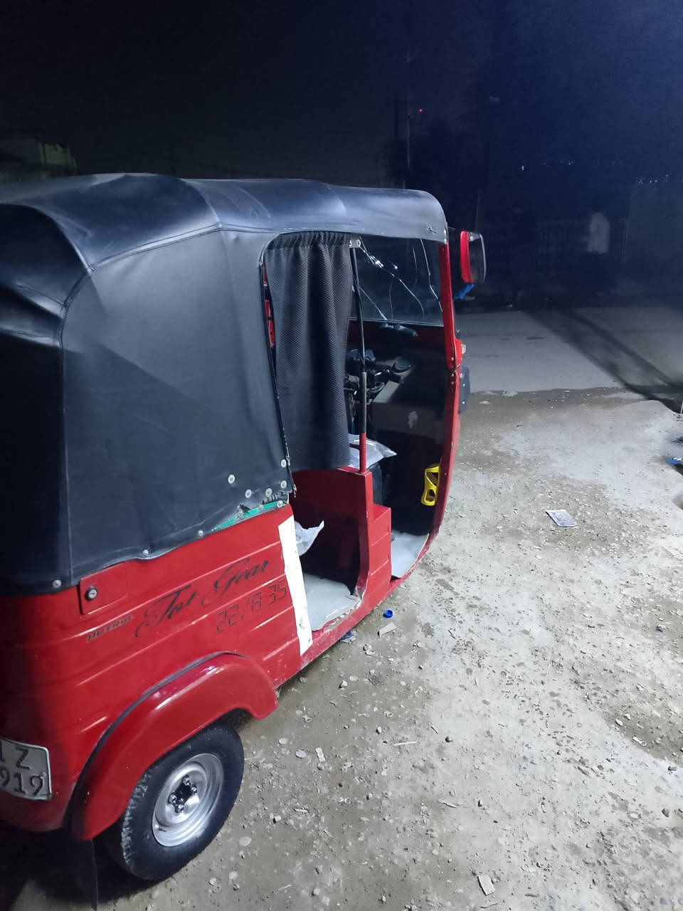 تكتك 18رقم وسنويه السعر 4900 المكان حي الكوفه ***********
