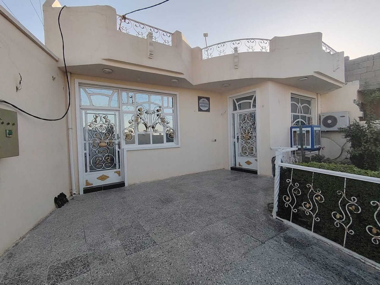 السلام عليكم بيت للبيع في البانيروما مساحه ٢٣٠ ركن طابق لاول بي غرفه وحده الطابق الثاني غرفتين مبنيات عل نص كهرباء ماء تبليط مجاري زراعي عل 117 ماشيه معامله بل طابو السعر 115او بي مجال ***********
