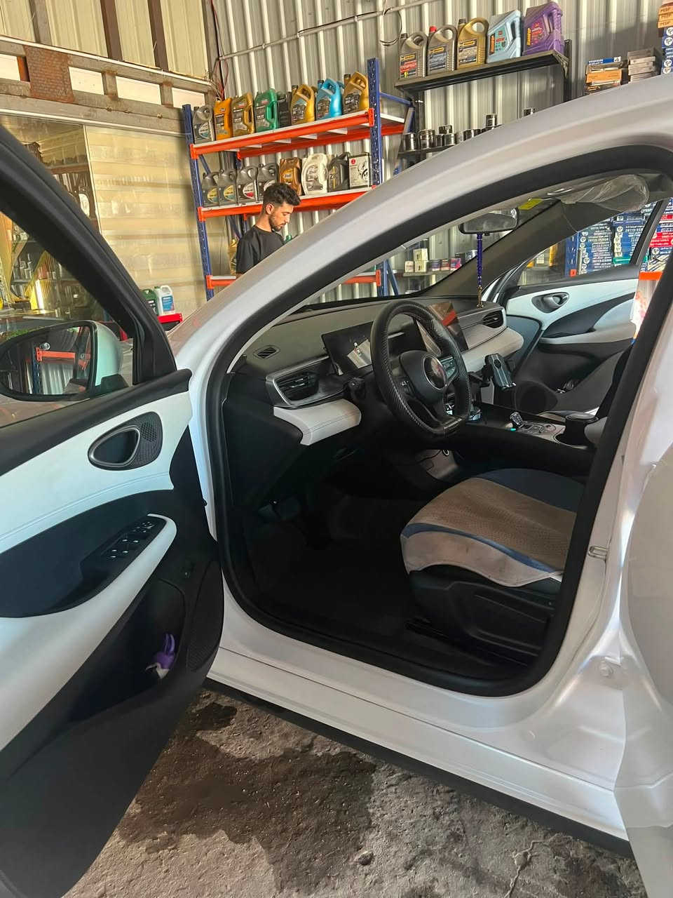 BYD seal 5
المواصفات المعروفة 

التفويلة 2100 كيلو 

سعة الخزان 65 لتر 

ماشية 16 الف كيلو 

السيارة مكفولة من الصبغ والتبديل 

مكفول كلشي بيها بطارية ومحرك وشرط الفحص 

عدة وياها كاملة سبير وملحقاته وشاحنة اصلية  

ارضية السيارة مسويها ( جلد ) 

والكشنات تلبيسة 

كشنات السيارة محد كاعد عليهن اول مشتريتها حاط التلبيسات تكدر تشيلهن وتكدر تغسلهن وتكدر تعوفهن 

السيارة بيها شخط واحد بالباب طفل شاخطها 

وجوه دوسة الباب هم اكو شخط 

السعر 19.200 وبيها مجال بسيط 

رقم بغداد والتحويل ثاني يوم

مكاني بغداد الدورة 

تفاصيل اكثر 

***********
