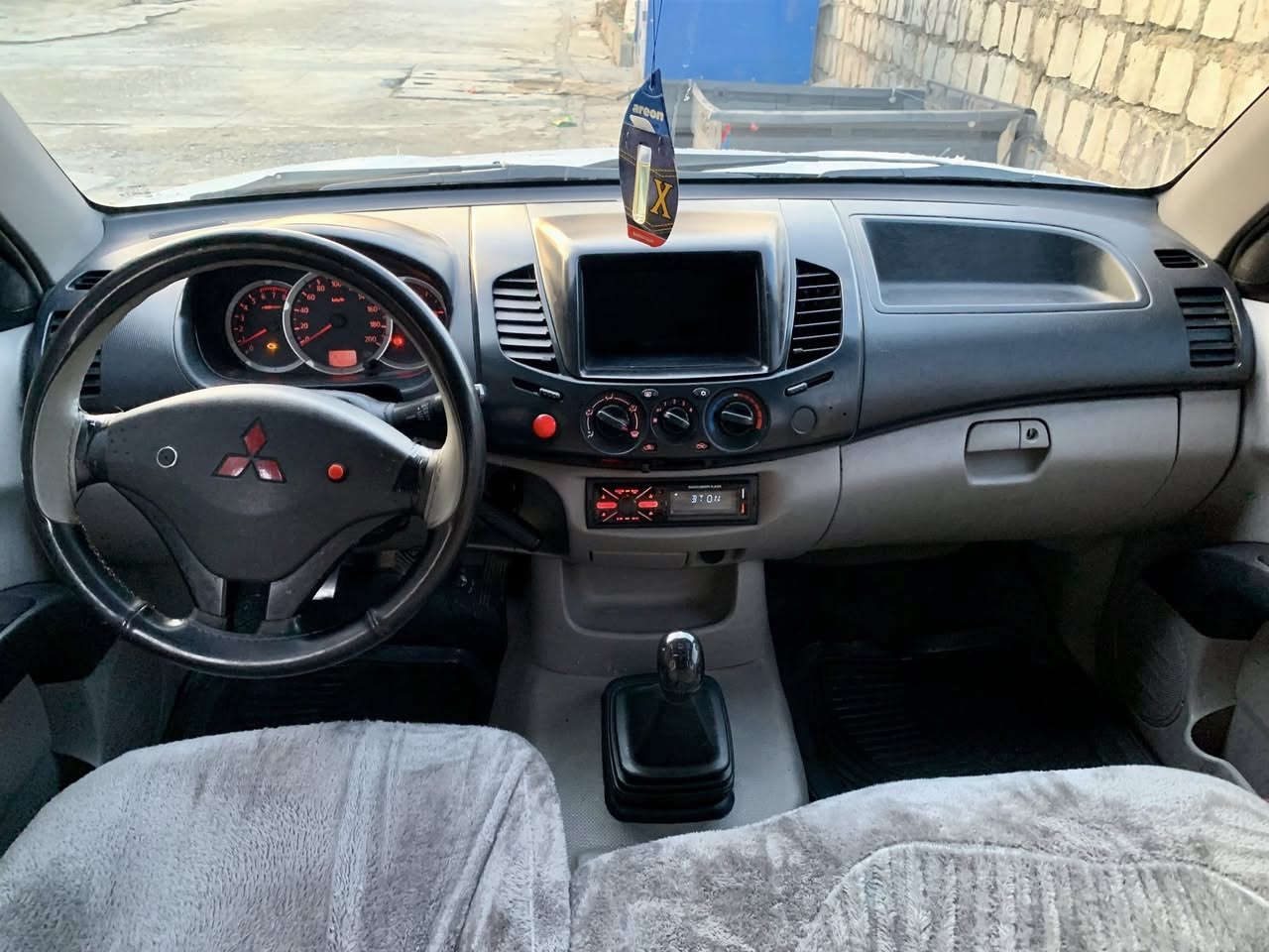 ( قــەزافـی ٢٠١٠ ) ســاغ ســاغ  نــە مـوس نـە بـڕاوە
سـەیـارەکـە زۆر جـوانـە گـێڕو مـەکـیـە بـە شـەرت
چـوار تـایەو ویـلـی لـۆکـی لـە ژێـرە کـامل بۆیـاغ!!!
قـنـجـێـکـی بـچـوکـی پـێـشـەوەی هـەیە بـڵام
هـەیـکـەلـی زۆۆر زۆۆر جـوانـە مـاڵـی مـەدەنـی 
بـە شـەرت هـەمو کـارەبای ئـیش ئـەکات ***********
