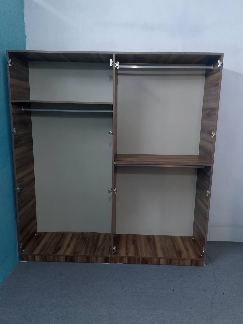 ئه م ژووري نوستني توركييه بؤ فرؤشتن ره نگي قاوه يي كاله دؤشه كي ئيسفه نجي ده ره جه يه كي له گه له 5پارچه يه نرخي 400هه زار به گه ياندن و به ستنيش***********
