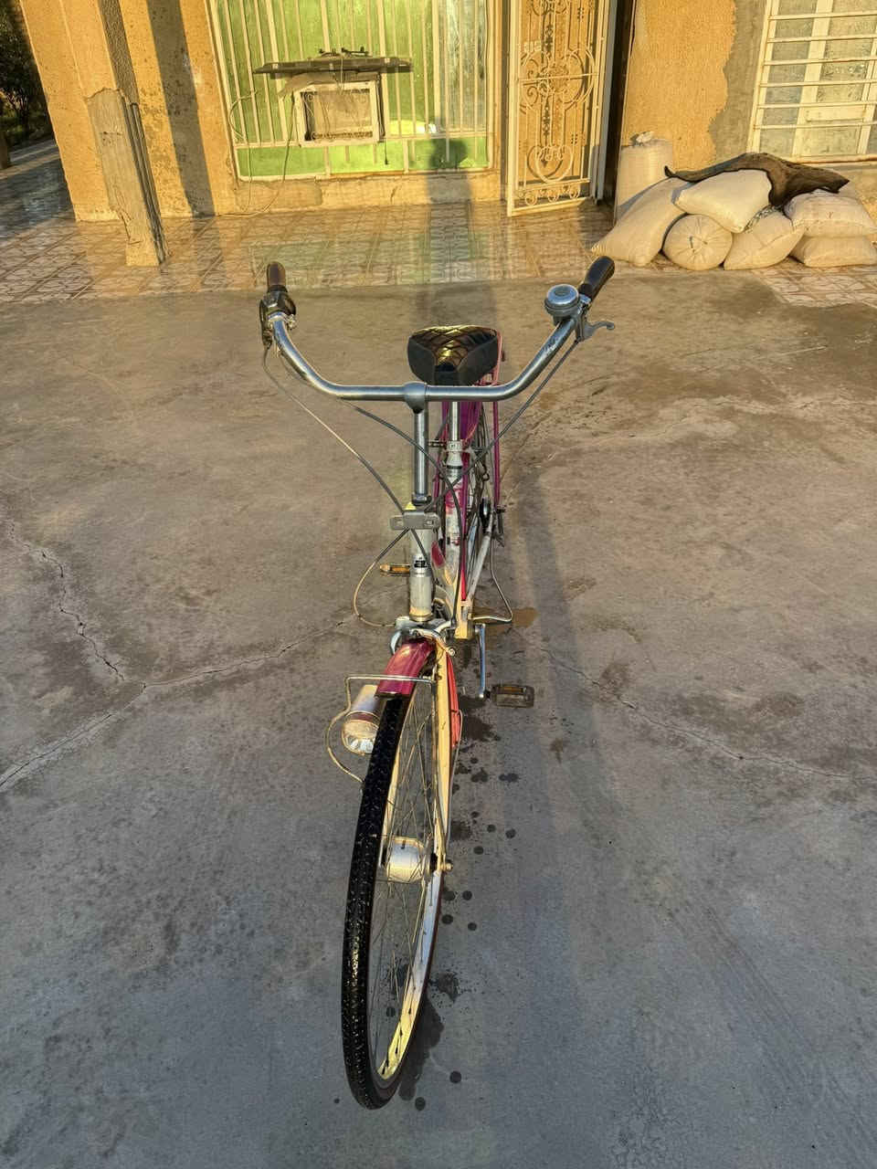 السلام عليكم بايسكل للبيع نضيف جداً تايرات اصليه ام الخط كير 7 حساس كلوب كله شغال السعر 130 وبي مجال قليل العنوان بغداد المدائن هـ***********
