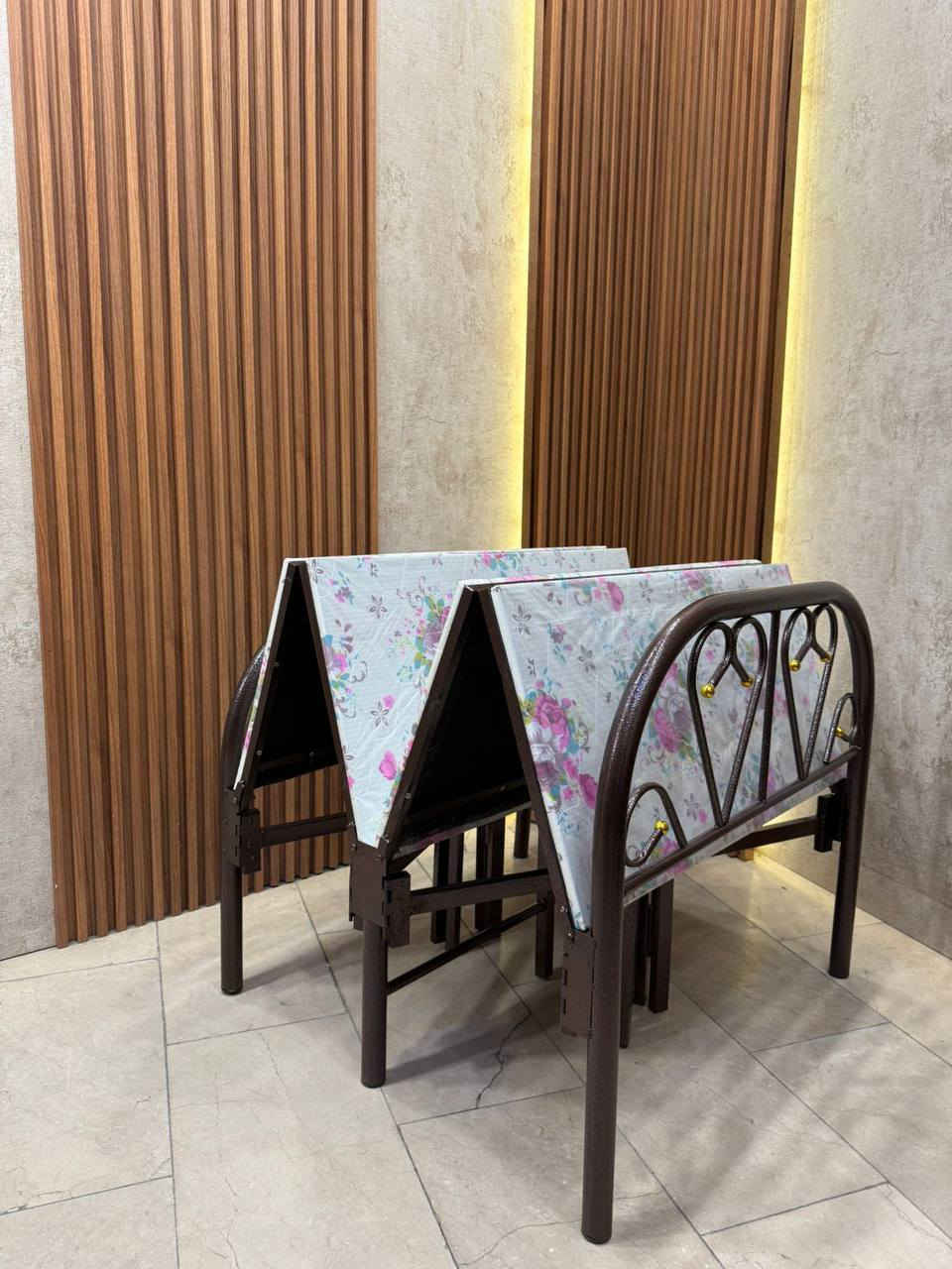 سرير دفتري 90*190 سم 
درجه اولى يتحمل اوزان ثقيله


**إذا كنت صاحب هذا الإعلان وتريد حذفه لأي سبب، رجاءا أرسل رسالة إلى الدعم الفني**