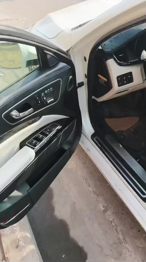 السلام عليكم سيارة كيه كورس للبيع موديل 2015رقم بغداد فول مواصفات مكفوله من الضربه اولصبغ وارد امريكي بسمنه السيارة السنويه الحد 2031 علمنه انه السيارة بيه كازكيت فقط بيع او امراوس حسب القناعه السعر 145$او بيه مجال بصيط رقم ***********
