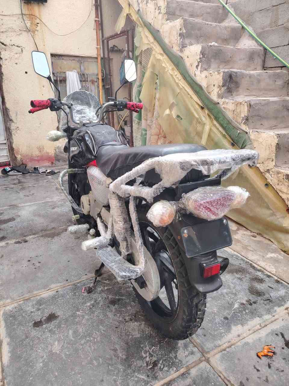 السلام عليكم بوكسر جبلي  موديل 21 اوراق كامله  اصليه الدراجه مال جناي مرتبه شغل واطلع ترايك وين ما يعجبك مفتوحه امبدل بيه ولفات مكاني الشطره منطقة حي الزهراء 7 نيسان ***********
