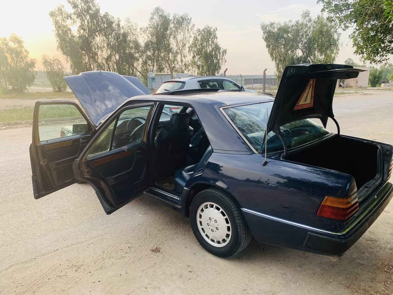 مرسيدس دب.
محرك 300 قبق اسود. كير. ومحرك توني شادهن مال حاويه
مديل 1991 رقم. بابل. انكليزي. بسمي
لون حبري 
اربعه. جام. كهرباء
دبل مروحه
تبريد بيانو 
سلايت. طكتين 
كشن. جل. وكهرباء
سنتر. رمونت. حتى. قبق البانزين. يقفل 
تخم. تاير باتري. حداديه. كله. جديد 
مصبوغه. عام. بدون ضربه. عندي. صوره قبل الصبغ. 

السعر 73 وبيه. مجال 

مكان. السياره. المسيب 
***********وتساب
***********اتصال

