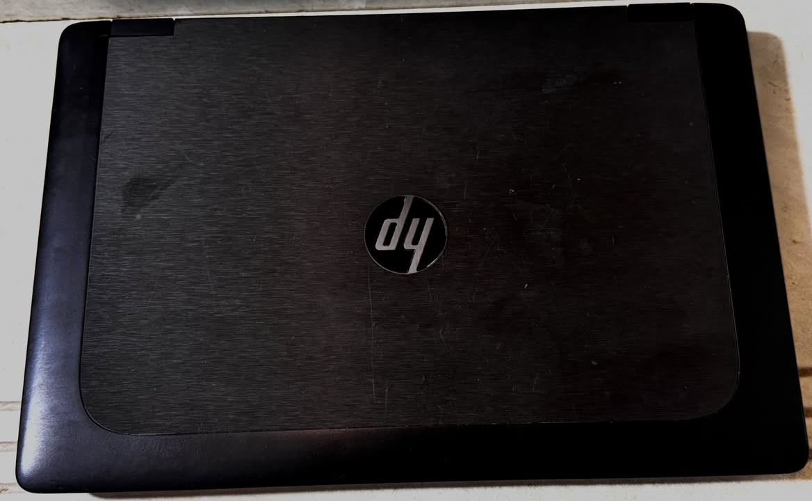 💻 لابتوب HP ZBook (Workstation)
🔹 المعالج: Intel Core i7 HQ (أداء قوي)

🔹 الرام: 8GB DDR3 (قابل للترقية)

🔹 التخزين: 256GB SSD (أداء سريع)

🔹 كرت الشاشة: NVIDIA Quadro (مصمم للأعمال الهندسية والتصميم)

🔹 الشاشة: 15.6 إنش Full HD (1920×1080)

🔹 نظام التشغيل: Windows 11

🔹 المنافذ: USB 3.0 – HDMI – DisplayPort – LAN

🔹 الكاميرا والمايكروفون: موجودان

🔹 الهيكل: معدني وقوي

🔹 التبريد: فعال للأعمال الطويلة

🔹 الكيبورد: مريح للطباعة الطويلة

🔹 الصوت: واضح

🔹 الاتصال: واي فاي قوي

🔹 الوزن: تقريباً 2.5 كغم

🔹 يدعم البرامج: AutoCAD – SolidWorks – Photoshop – Premiere Pro

🔹 الحالة: مستخدم – شغال 100%
ملاحضه:  لا يوجد شاحن 
السعر 400 وبيه مجال

للاستفار:***********
