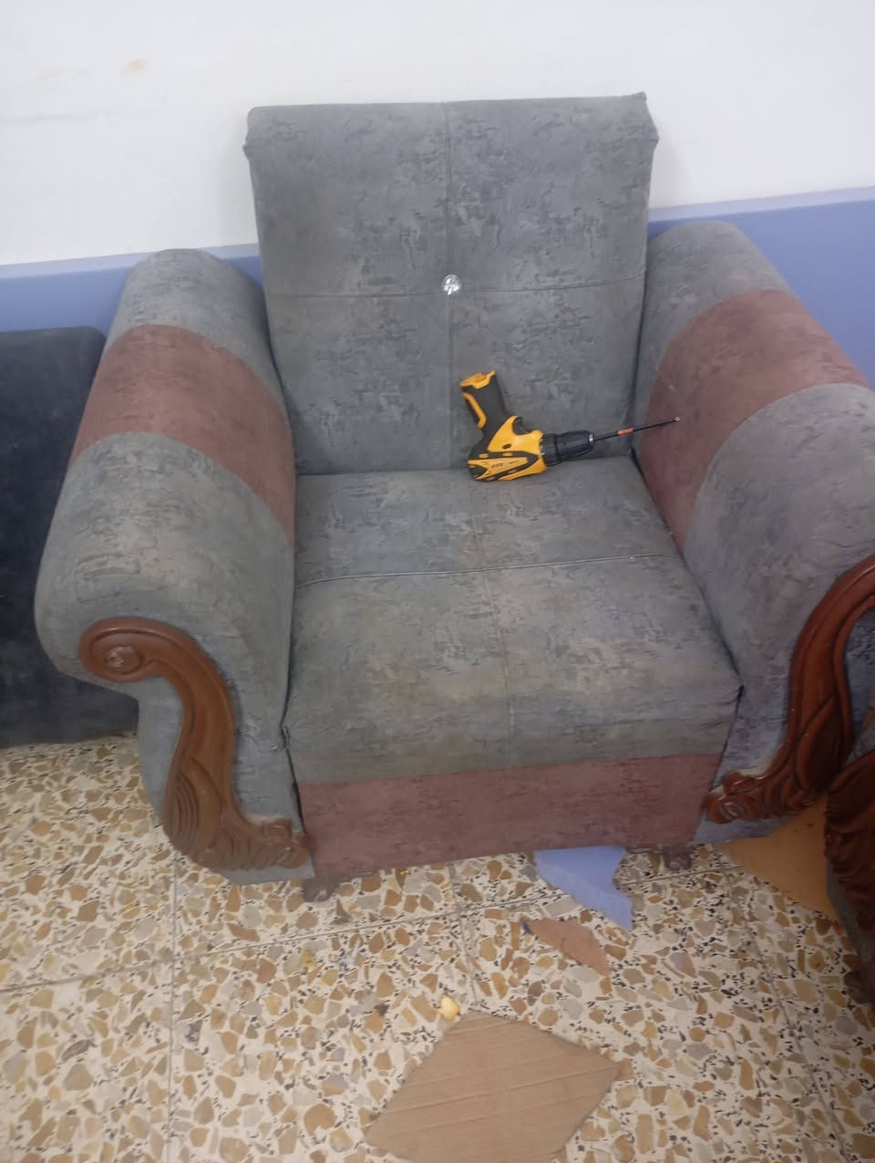 تصليح قنفات الديوان بانواع القماش التركي الدرجه اولى العنوان الرئاسه شارع 20 واتساب ***********
