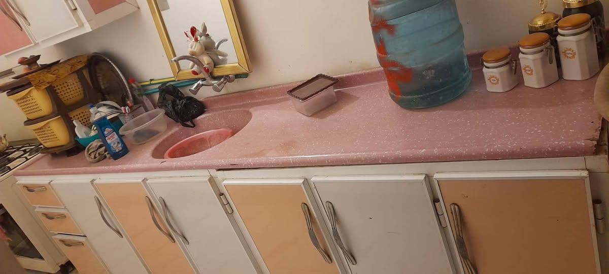 ميز طعام نضيف 
وكاونتر جديد للبيع***********
