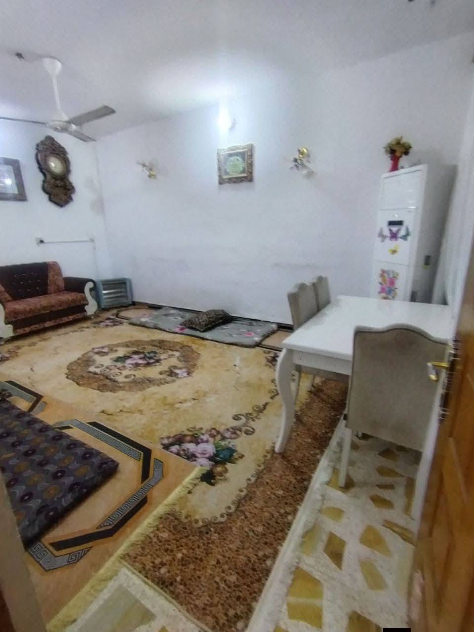 السلام عليكم. 

بيت للبيع.  

بناء بلوك 

زراعي 25

خدمات كامله: مجاري ومي وكهرباء ومدرسة ابتدائية قريبة

طابقين

الطابق الاول يتكون من حديقه كبيره + كراج + كليدور + هول + استقبال + مطبخ حار وبارد + غرفة نوم وحده
 + ترك + صحيات مشتركه. 

الطابق الثاني يتكون من غرفتين نوم + صاله كبيره + مطبخ حار وبارد + صحيات مشتركة + بلاكون

العنوان المدائن منطقة الجعاره مقابل مطعم ديوان المدائن

***********

السعر 130 وبي مجال
