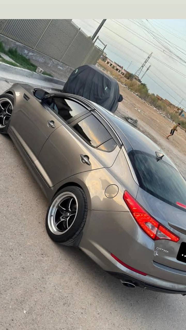 سلام عليكم اوبتما 13 وارد امريكي 2000تيربو يعني طياره 250حصان القوه 
مكينه لاتنقيص ولاتبخير كير كفاله 
ادوانز شلع مابيه بانزين عادي وروح
مواصفاته SX فول للاخير ماكو شغله مابيه و لايت زنون
ماشي 152 
السياره برغي ممايحتاجله جاهزه 
المكان ديوانيه للبيع 
اومراوس بتكسي 16وفوك 
***********
