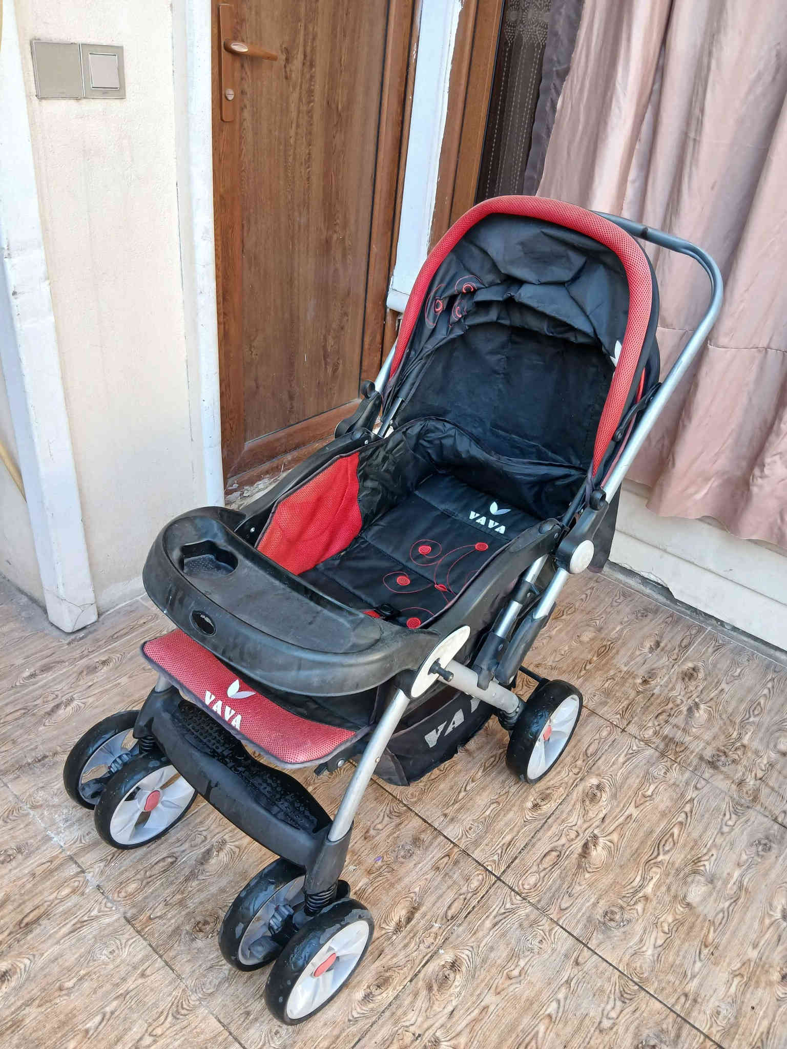 عارەبانەی مناڵ ئەوروپی  مارکە VAVAحەجم گەورە و تایەگەورە ،دەسکەکەی یەتەپێشەوە ڕوت لەمناڵەکەت بێت ، پاڵ ئەخرێ بۆ خەوتن لەتازەلەدایک بوەوەبۆی ئەبێ تا 50 کیلۆ زیاتریش هەڵەگرێت ، قایشی بەستنەوەی چوارلای هەیە ،ژێرێکی گەورەی پێوەیە،بچوک ئەکرێتەوە بۆناوسەیارە ، تایەوئیشۆپ و شتی هەموی مەزبوتە خاوەنەکەی 140  پێداوە سعری ئێستای گونجاوە و قفڵی 55 هەزارە  
سلێمانی ، گەیاندن هەیە*********** السليمانية
