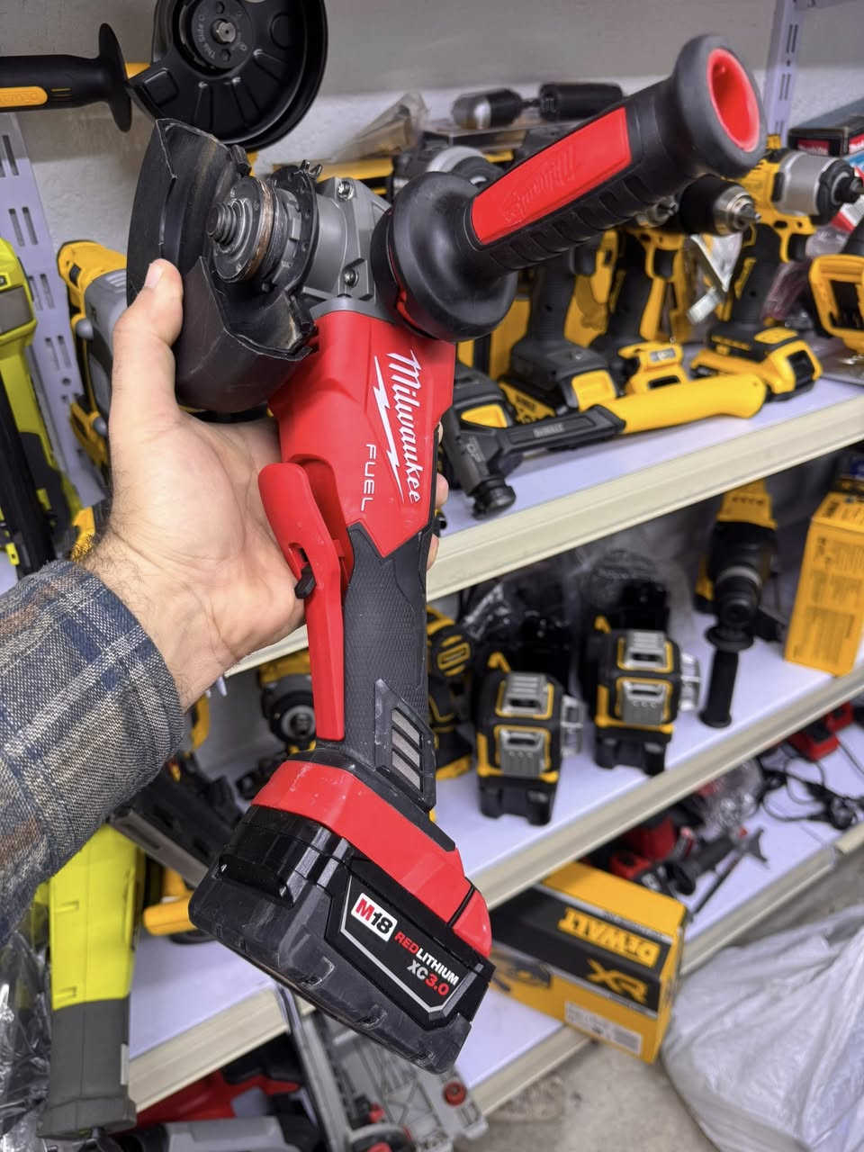 سلام عليكم اخوان
ملواكي اصلي مستخدم كلش قليل مثل ما متشوفه نسبة النضافه 98 /100
توصيل متوفر 
الشراي خاص او واتساب 
*********** واتساب 📞
