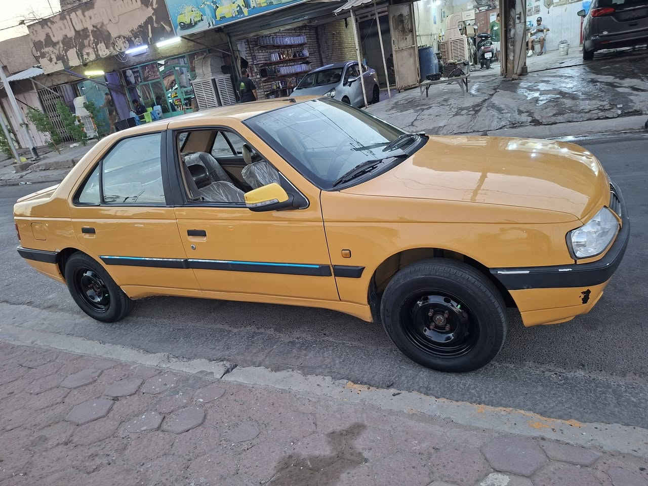 سلام عليكم بيجو لميس 2013 .. ضربه فقط الجاملق لي بصف السايق مثل مواضحه بل صوره مصبوغه جماليه اثر جراد وعندي صور كامله قبل الصبغ مكفوله من الضربه .. تخم تاايرات جديد صدرها جديد كير ومحرك جديد فقط لاستيك ولف يحتاج تبديل تبريد شغال وبارد لكن منقص غاز  دوشمه جديده مصفره هيه وغرامات تحويل ثاني يوم السياره مشاء الله بل واقع تجنن واحلاا من الصور كهرائيات كلها شغاله .. السعر 32 وبيها مجال جدا بسيط *********** العنوان بغداد الشعله بل عافيه على لياخذهاا ممتواجد فيس فقط على الرقم
