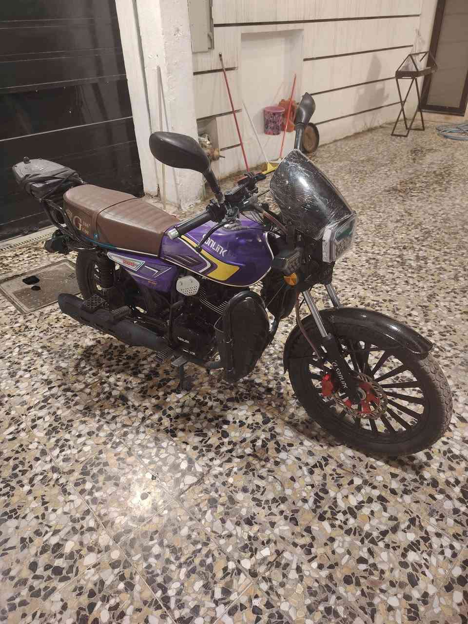 سلام عليكم دراجة سونك موديل 2025 للبيع مكانهة حي العامل كاملة اي نقص ماكو َكفولة من كاشي سعر 850 بيهة مجال قليل رقم الهاتف ***********) ***********
