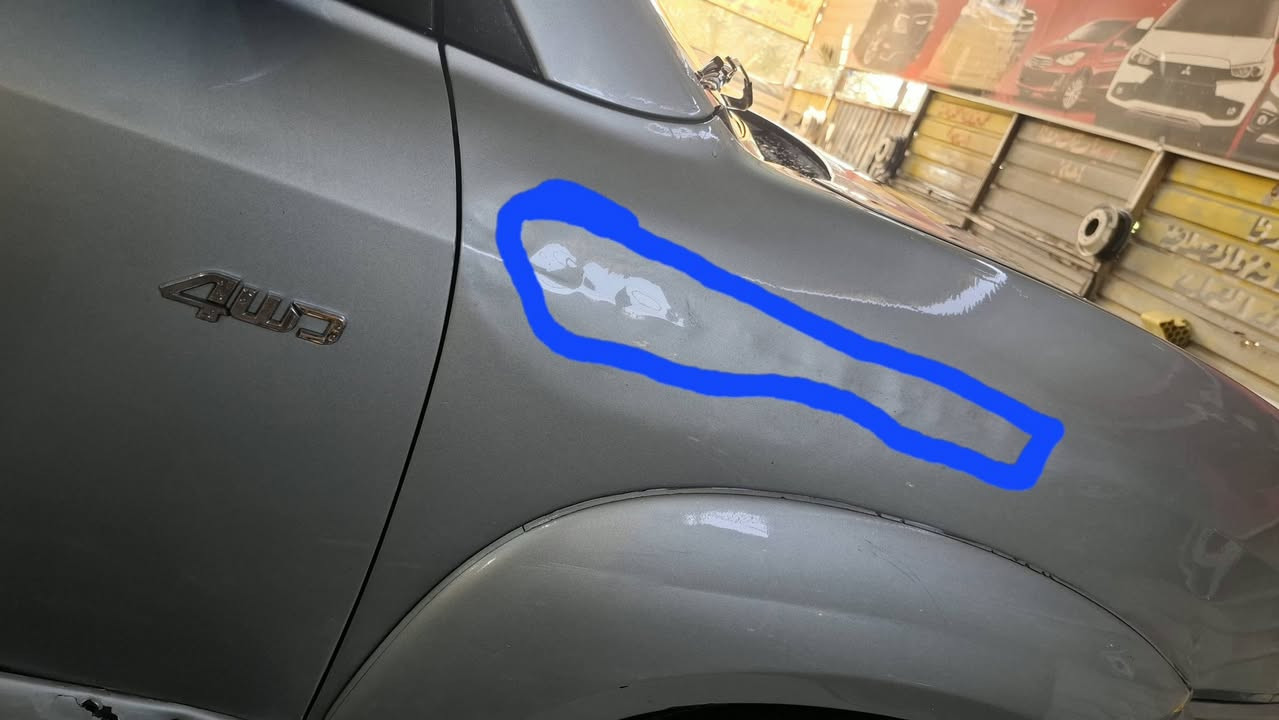 مرخصة الادمن
توسان ٢٠٠٧ خليجية رقم بغداد تحويل مباشر
مكينة ٢٠٠٠ دوش حاوية شرط ترايك وين ميعجبك كير كفالة 
ضرره ضربة ستوتا باب السائق ودوسة يعني نفس الباب مامبدله 
تدفئة تبريد شغال
تخم تاير
حدادية ٨٠ % 
بيه بارد موضح بالصور جدآ قليل 
ملاحظة / السيارة على ايدي وخير من الله الله شاهد مستعجل على بيعته لظروف والشراي بي خير ويدلل وبدون كسر حلال الناس وكلشي ذكرته بالمنشور 
السعر _٩٠  وبيه مجال 
هاتف_***********
