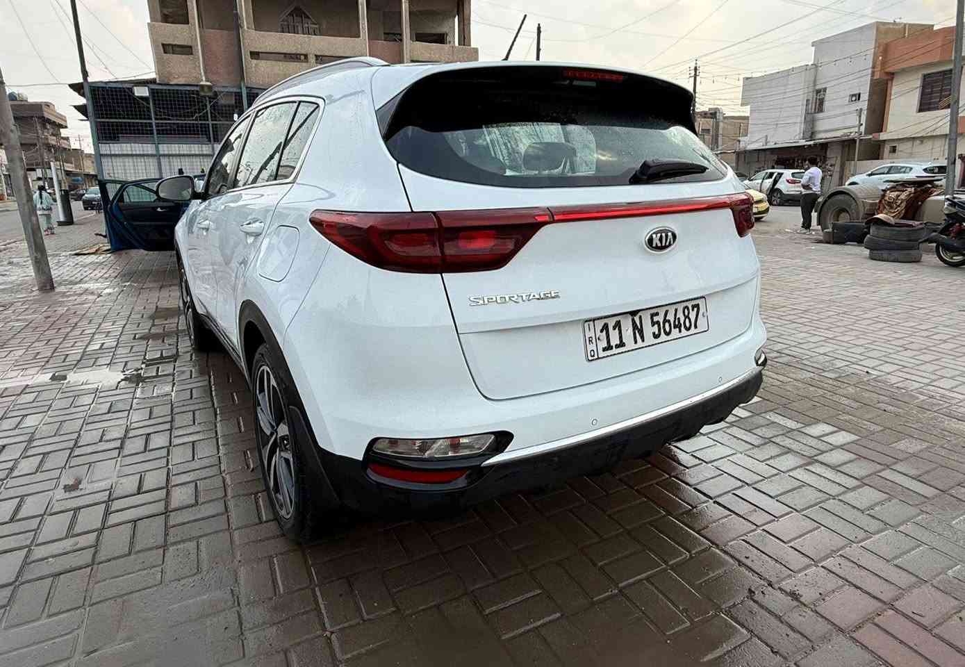 جديده جدا. كيا سبورتج وكاله دوليه 
خليجي مكفوله موديل 2020 
ماشية 77 آلاف 
موصفات عاديه 
مكينه و كير ما مفتوح و تبديل و صبغ ماكو 
السياره جديده جدا و ما بيه أي نقص 
رقم و هزه جديده 
و باسمي السياره 
العنوان بغداد الدوره 
رقم صاحب سيارة ***********
