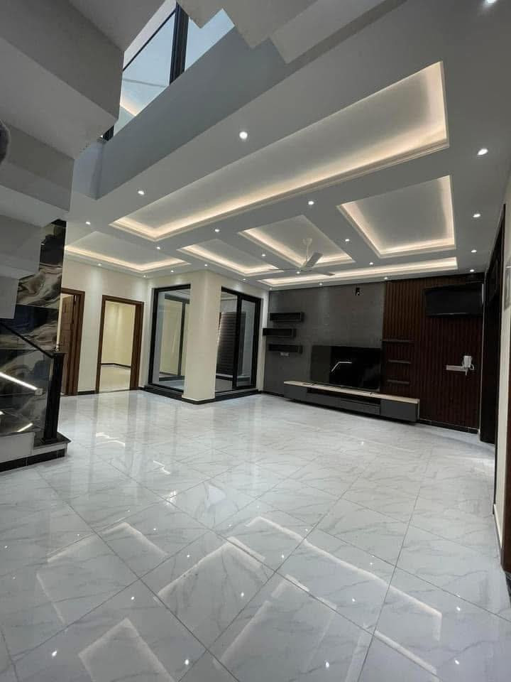 💢 دار حديث 2024  سند مستقل للبيع في الكرادة💢
📍 العنوان : الكرادة محلة 903 قرب كنيسة الارمن 

🔻 المساحة : 266 م

🔺 الواجهة : 8 م   

💢 سند مستقل

🔸المحتويات : 6 غرف نوم (نظام سويت) - غرفة خدامة - صالة كبيرة جداً - هول داخل - مطبخ - مجموعات صحية + حمام ضيوف - كراج - حديقة

▪️جودة البناء جداً عالية وبمواصفات حديثة  

💲السعر : عند الاتصال او حضورياً   

🔷للاستفسار الاتصال على 

*********** ☎️

*********** ☎️

💢شركة عصر حمورابي للاستثمار والتطوير العقاري 💢

📌عنوان الشركة : الكرادة - شارع العطار 

▪️الشركة مجازة رسمياً ▪️

✅نستقبل جميع العروض والطلبات العقارية ✅
