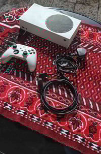 اكس بوكس سيريس اس 512GB مع ملحقاته كامله سريع وكامل ومابي اي خلل او نق...