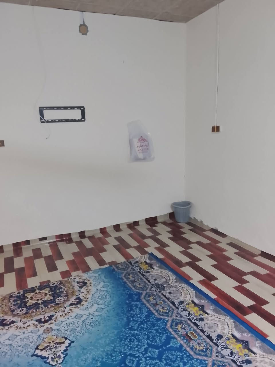 بيت بكوت ثويني وقف سني اصولي مساحه ميت متر قريب عل صناعيه قفله ب٣٠ 
***********
