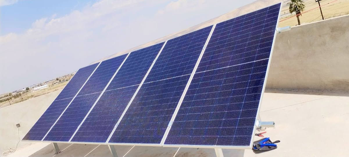 🚨 مشروع جديد يرسّخ حضور الطاقة الذكية ويكتب فصلاً جديداً من الإنجاز
📍 من موقع التنفيذ – #تيسخراب 
منزل ابو عامر البياتي
🗓️ الأثنين 25 _5_2026
في إنجاز جديد يعكس قوة الأداء ودقة التنفيذ، تواصل روژ للطاقة الشمسية تقديم حلول متطورة تُواكب احتياجات المستقبل، من خلال تنفيذ مشروع متكامل لتحويل منزل لقمان مهتي إلى منظومة طاقة شمسية حديثة توفر استقراراً أعلى وكفاءة تشغيلية متقدمة على مدار اليوم.
⚡ المنظومة تم تنفيذها وفق أعلى المعايير العالمية، لتعمل بسعة:
🔸 10 أمبير نهاري
🔸 5 أمبير ليلي
مما يضمن استمرارية الكهرباء بثبات عالٍ، وتقليل الاعتماد على الشبكة الوطنية والمولدات، مع تحقيق توفير ملموس في التكاليف.
🌞 هذا المشروع يأتي ضمن رؤية روژ الهادفة إلى إعادة تعريف مفهوم الطاقة في العراق، عبر تقديم حلول متطورة تجمع بين الأداء القوي والاستدامة الذكية.
🔧 تفاصيل المنظومة:
▪️ ألواح بلاديفيه – قدرة 620 واط
▪️ عدد الألواح: 5
▪️ ضمان الألواح: 15 سنة
▪️ إنفرتر Allolla – قدرة 6kw (ضمان 3 سنوات)
▪️ بطارية ليثيوم – سعة 5Kw (ضمان 5 سنوات) 
✨ روژ للطاقة الشمسية
نحو طاقة أنظف… أداء أقوى… وثقة تُبنى مع كل مشروع.
🔥 هل أنت مستعد للانتقال إلى مستوى جديد من الاستقرار الكهربائي؟
دعنا نصمّم لك الحل المثالي حسب احتياجك.
📞 للتواصل:
👷‍♂️ م. قيدار
*********** – ***********
👤 سلام سلو
*********** – ***********
#طاقة_شمسية #روژ_للطاقة_الشمسية
#EnergyFuture #SmartPower
#باعذرئ #دهوك #أربيل #الموصل #العراق
