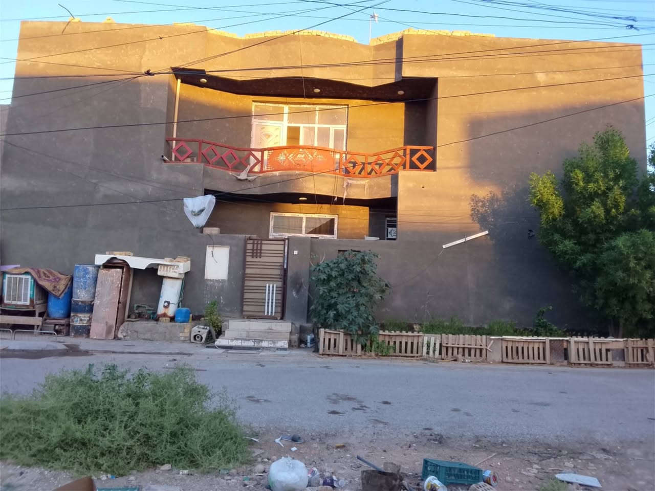 يا الله. السلام عليكم دارللبيع ٢٠٠م🛖🛖
طابقين البيت ركن يحتوي
 على غرف نوم عدد٣
صاله عدد٢ أستقبال وكراج
الموقع المحاويل بحصن جعفر للاستفسار أكثر 
الاتصال 👈*********** /0773489474
متوفر إتصال واتساب
