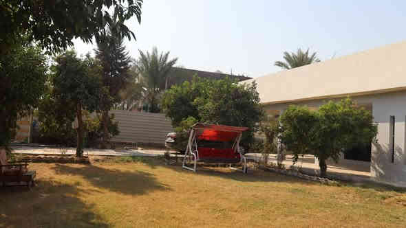 بيت للبيع طابو مساحة ١٤١٧ متر
مساحة البناء ٤٠٠ يحتوي الطابق الاول على ٤ غرف نوم + استقبال + هول + مطبخ+ مجمع صحيات 
الطابق الثاني يتكون من غرفتين نوم + مطبخ وصحيات بالأضافه الى درج خارجي 
ويحتوي البيت على حديقة امامية + حديقة خلفية ويحتوي على كراج يتسع ٤ سيارات بالإضافة إلى صحيات خارجية واجهة البيت ٢٥ متر يقع في منطقة المدائن الجعارة قرب مطعم البستان قريب من الشارع العام المنطقة كاملة الخدمات ماء ومجاري وكهرباء البيت طابو زراعي سند ٢٥ وبه أجازة بناء وورقة كهرباء وماء مسجل ويتحول السند بأسم المشتري في طابو المدائن .
للتواصل الاتصال على الرقم ***********
