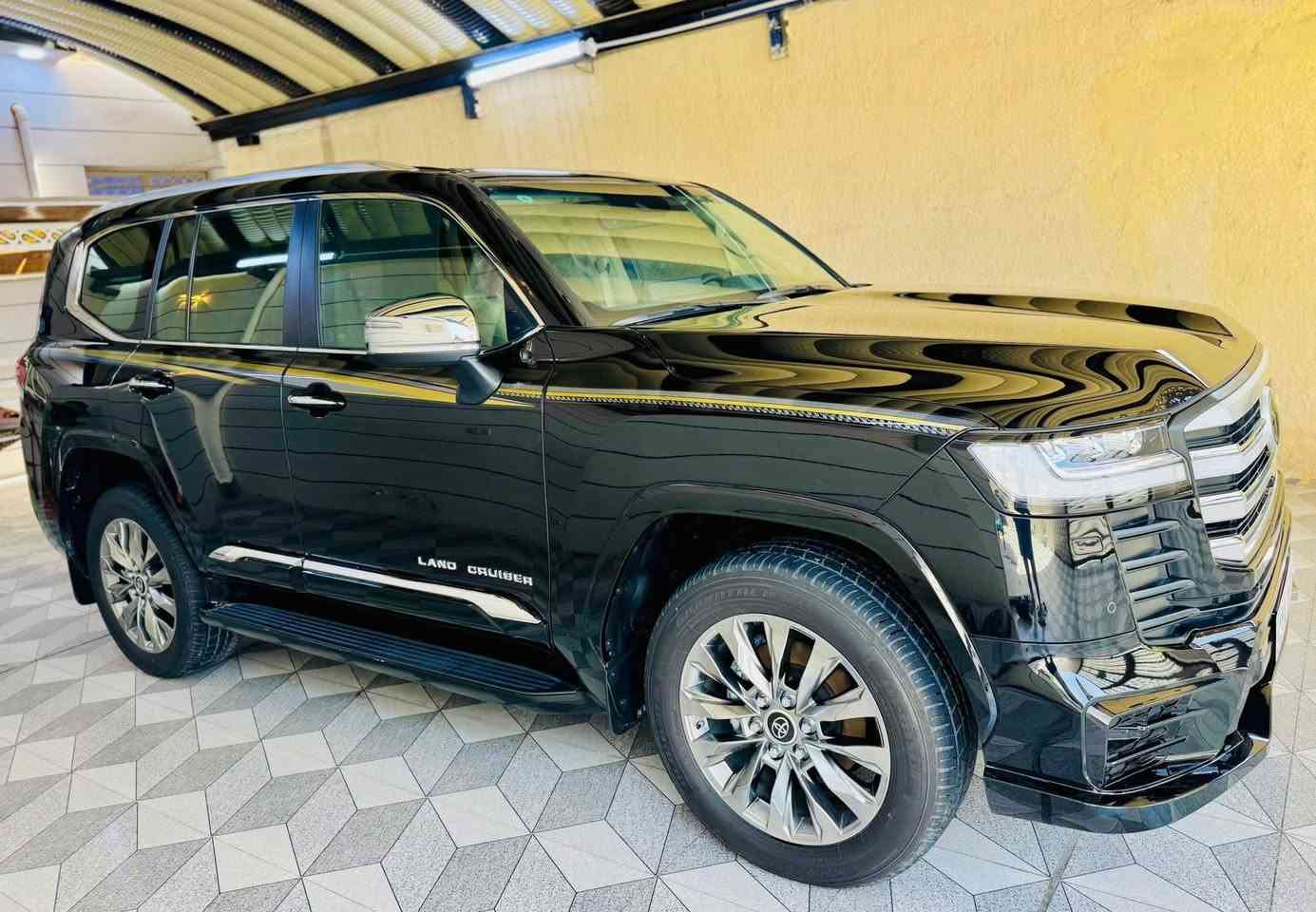 * السلام عليكم.        ***********
مغلفه السياره PPF 
موديلها ٢٠٢٤  VXLlMlTED 
ماشيه الفين  2000 كيلو متر
* رقم بغداد دولي بسمي 
* ⁠الفئة: LIMTED  / VX انتبها على الملاحظه بريم بدون برده اصلي شرط  
* محرك 6 سلند (4000) 
* ⁠العداد (  زيرو بعدها ) دعاميات كت (لحاية) 
* ⁠رادار امامي * ⁠رادار خلفي * ⁠رادار جانبي (نقطة عمياء) تحديد مسار  *
* ⁠لايت اوتو * بصمة تشغيل* بصمات ابواب *
* ⁠سماعات تويتر (JpL) شاشة دجتل * ⁠شاشة كبيرة اصلية (نفكيتر)* ⁠شاشات خلفية عدد (2) 
* ⁠4 كامرات (360 درجة) * فتحة سقف (سلايت) *كرسي ميموري (ذاكرة)* كراسي كهرباء * ⁠كراسي تبريد 
* ⁠كراسي تدفئة * ⁠كراسي (7) راكب كهرباء * ⁠مقاعد (7) راكب  ًًً
* ⁠دفع رباعي (4 * 4)* ثلاجة وسطية * جنطة كهرباء 
* ⁠تبريد شاشة * ⁠تحكم ستيرن  * ⁠داخل صاج * تشغيل عن بعد * ⁠شاحن واير ليس
* داخل جلد بيجي * ⁠حساس امامي خلفي  * ⁠مري طي كهرباء * ⁠مري جانبية نيكل * ⁠قبضات ابواب نيكب * ⁠ترايش ابواب نيكل * ⁠لايت ثلاث عدسات
اعلى فئه بريم اصلي لمتدد vx جنطه اربع دكم اناره فدراليه بلجنطه

مكاني بغداد زيونه 

***********
