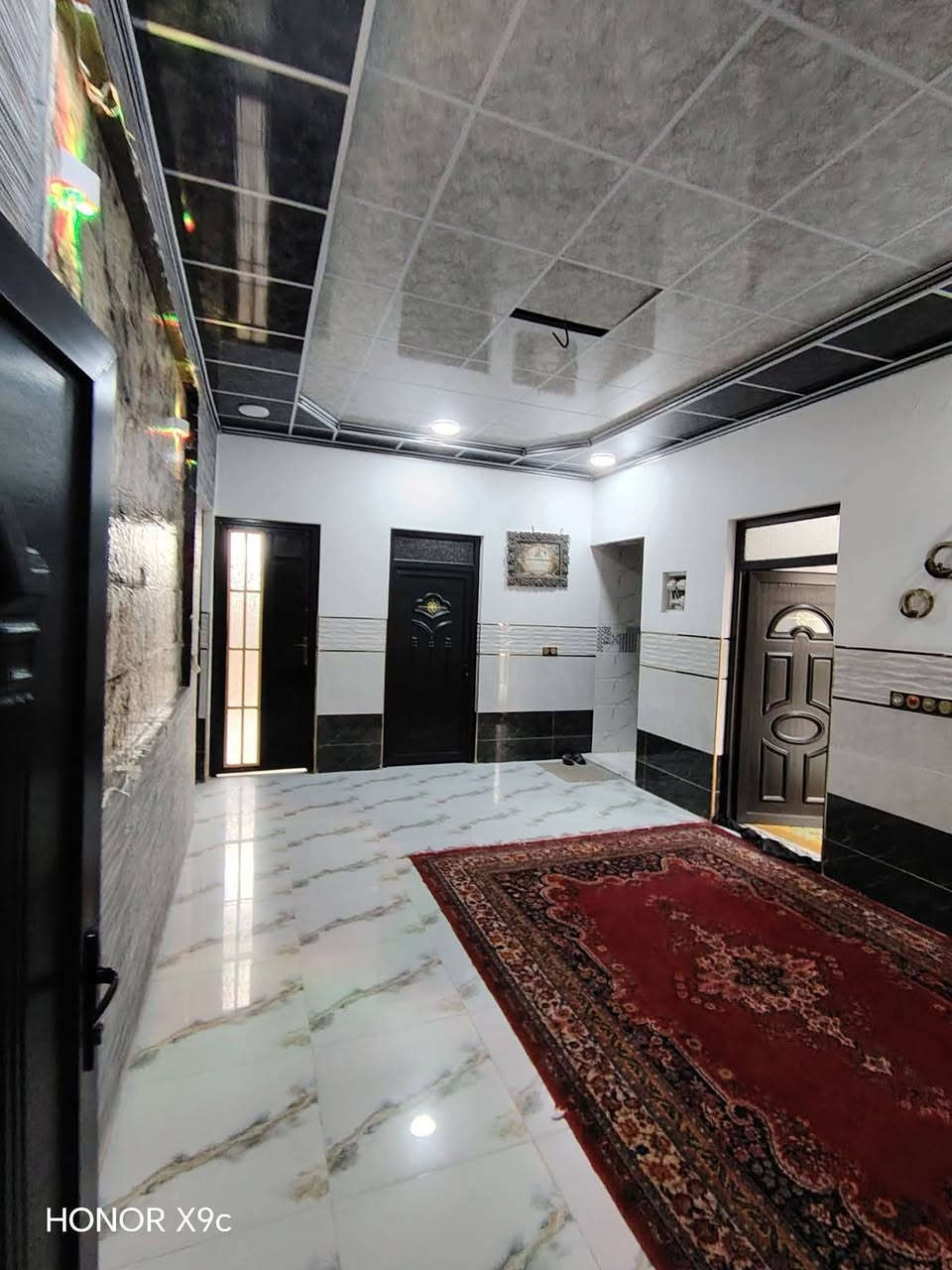 دار للبيع في حي القوسيات
خلف معمل غاز التوفيق 

المساحه 180.م

فول كامل. 

يتكون من غرفتين نوم هول استقبال مشتملات مطبخ كراج 

اتجاه قروب. 

خدمات ماء كهرباء 30متر عن التبليط 

دار فول كامل بناء حديث. كاشي سرميك سقف ثنوي.  فول كامل 

وجها.  12.   نزال.   15.   م

سند زراعي نموذج 25حق التصرف سند ابيض وصل بلديه 
السعر. 65. بي مجال.  

الاستفسار بل الارقام 

***********
