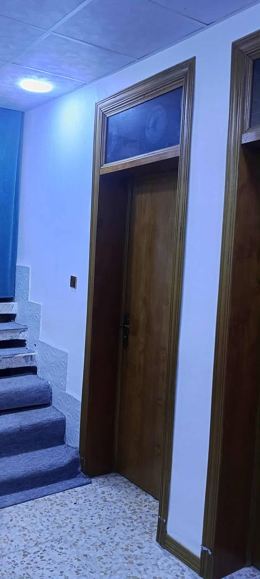 السلام عليكم 
بيت 200 متر طابو صرف بأسمي
حي الجمعيه شارع البو سيود قريب الشارع
طابقين 6 غرف نوم 
السعر خاص او اتصال  ***********
