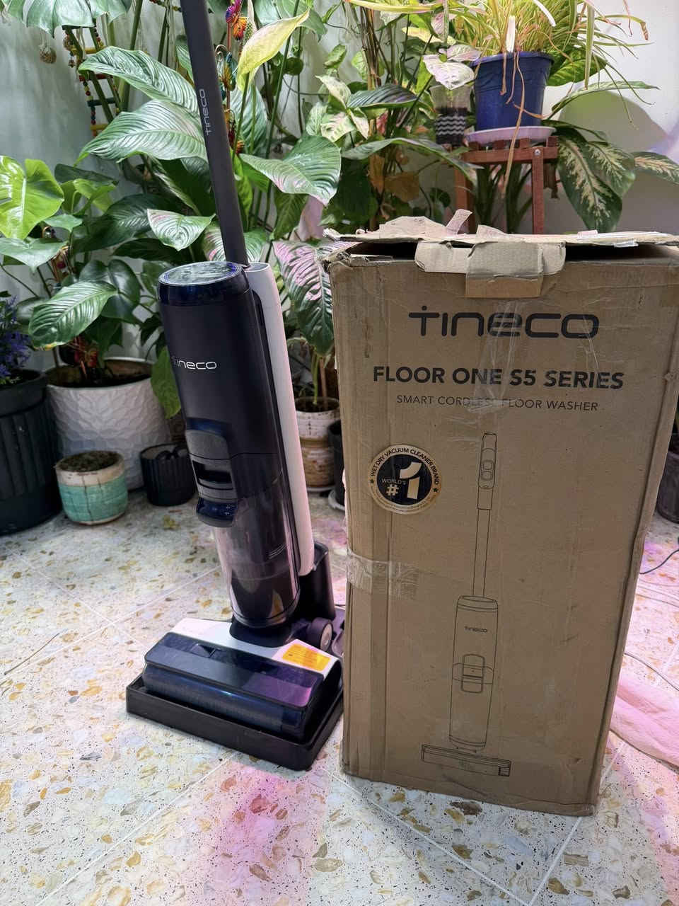 سلام عليكم 
متوفر مكنسة Tinco floor s5 مستخدم 

وداعاً للمكنسة والممسحة التقليدية! اختصرِ وقت التنظيف إلى النصف مع Tineco Floor One S5 ✨"
هل تعبتِ من كنس الأرضيات ثم مسحها في كل مرة؟ ومن عناء شطف الممسحة التقليدية وانتظار الأرض حتى تجف؟
إليكِ الحل الذكي والثوري: مكنسة وغسالة الأرضيات اللاسلكية الذكية Tineco Floor One S5 المتميزة بقدرتها العالية على شفط الغبار وغسل الأرضيات وإزالة البقع العنيدة والسوائل المنسكبة في خطوة واحدة!
⚡ أبرز ما يميزها:
 تقنية iLoop الذكية: مستشعر ذكي يكتشف درجة اتساخ الأرضيات تلقائياً (رطب أو جاف)، ويقوم بتعديل قوة الشفط وتدفق المياه فوراً للحصول على تنظيف مثالي.
 تنظيف وغسيل متزامن: تكنس وتغسل في نفس الوقت لتترك أرضيتك جافة ونظيفة تماماً خلال ثوانٍ وبدون خطوط ماء.
 نظام الخزانين المنفصلين: خزان للمياه النظيفة وخزان مستقل للمياه المتسخة، لضمان غسيل الأرضية دائماً بماء نظيف تماماً.
 خاصية التنظيف الذاتي بنقرة واحدة: عند الانتهاء، ضعِ المكنسة على قاعدة الشحن واضغطي على الزر لتنظيف فرشاة الرول والأنابيب داخلياً دون أن تتسخ يديكِ!
 تصميم مرن وحواف محسنة: تصل بسهولة إلى الزوايا والحواف الصعبة لضمان نظافة شاملة لكل زاوية في المنزل.
💡 اجعلِ تنظيف منزلك تجربة ذكية وممتعة


**إذا كنت صاحب هذا الإعلان وتريد حذفه لأي سبب، رجاءا أرسل رسالة إلى الدعم الفني**