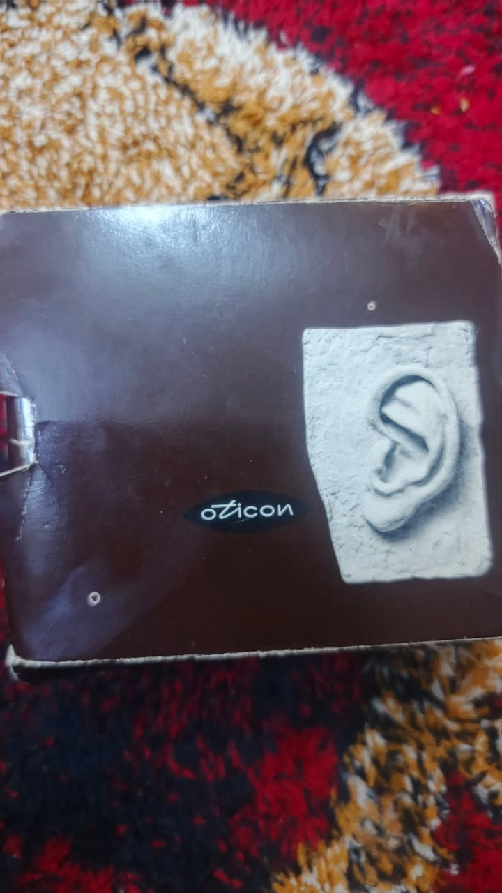 هذا جهاز سمع قديم من شركة Oticon، شكله من نوع “Body Hearing Aid” يعني الجهاز ينحط بالجيب أو يتثبت بالملابس والسلك يروح للسماعة بالأذن. غالباً موديل قديم من السبعينات إلى التسعينات. �الماركة: Oticon قيم واخذ


**إذا كنت صاحب هذا الإعلان وتريد حذفه لأي سبب، رجاءا أرسل رسالة إلى الدعم الفني**