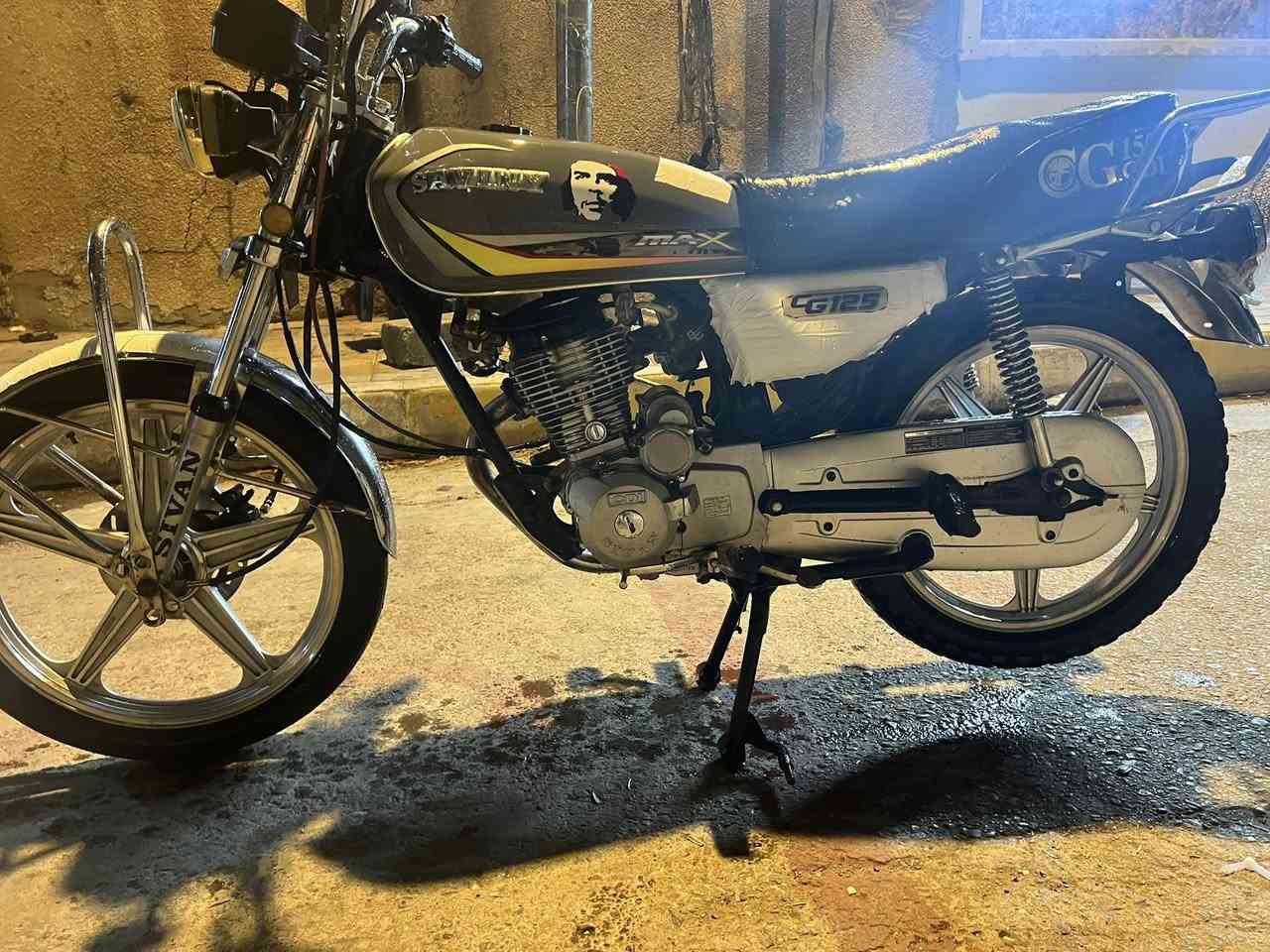 للبيع ٦٠٠ وبيها مجال دراجه إيراني نضيفه شلعه فول محرك اخرس كهربائيات دبل اشره نكرة صلف لا تنقيص لا تبخير دراجه حيل حلوة مابيهه اوراق مكفوله من السرقه المكان رمادي شارع ٢٠ 
***********
