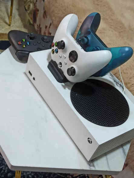 السلام عليكم
اكس بوكس سيرس s للبيع ذاكره نص تيره 512 الجهاز (نضيف جدا ) مع كامل ملحقاته مع جوستك الجهاز بيضه وجوستك عدد2 اصليات 
السعر 420 وبي مجال موقع موصل
للاستفسار ***********
