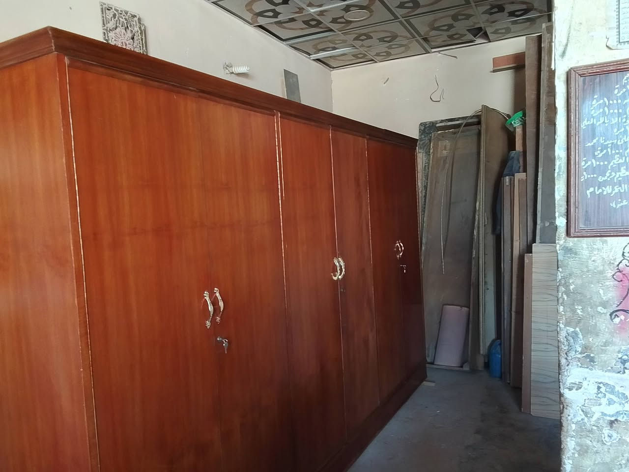 السلام عليكم للبيع غرفه اخشاب صاج تكمه ونضيفه سعرها 350 العنوان سامراء جبيريه  الثانيه مقابل جبيريه الثالثه شارع الحدادين للاستفسار ***********
